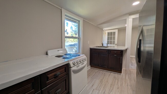 Photo - 110 Dye St