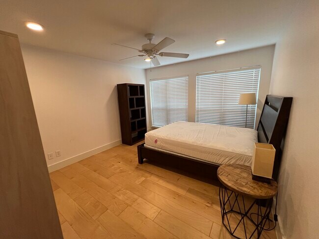 Photo - 909 Reinli St Unidad 112