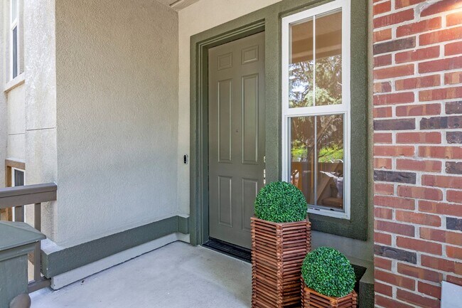 Photo - Available now, Townhouse in MV! $5,500