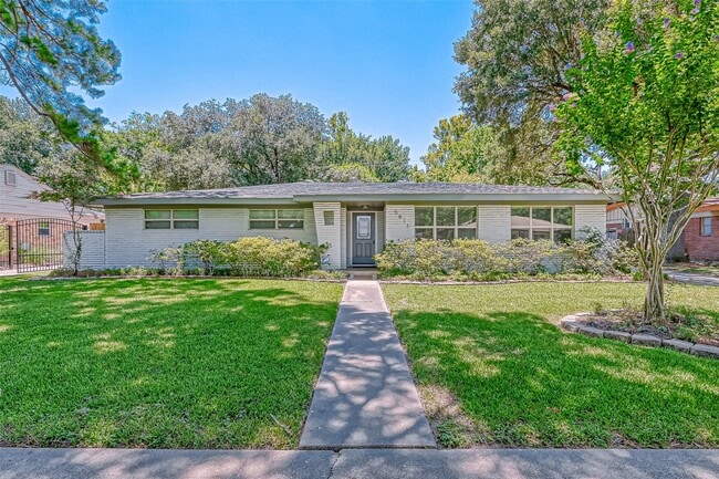 Building Photo - 5611 Briarbend Dr