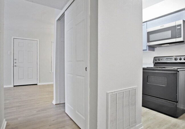 Espaciosa sala de estar: plano abierto con pisos estilo madera en Terrell, TX - Adelaide