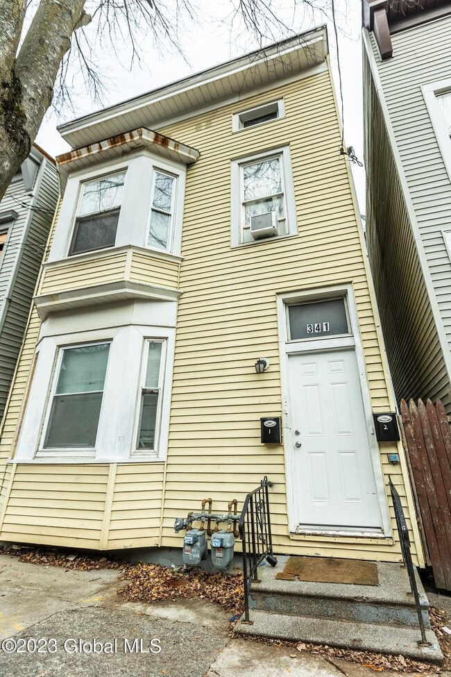 Building Photo - 341 1st St Unit 2