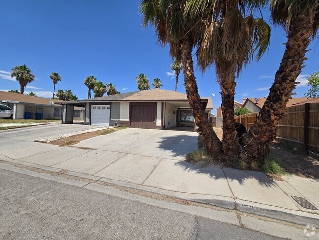 Building Photo - Charming Single-Story Townhome with Privat...