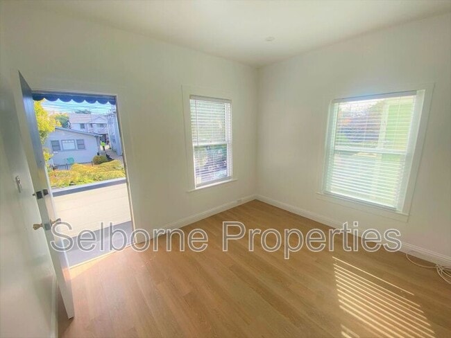 Photo - 4325 Essex St