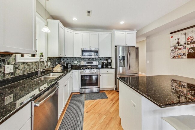 Photo - 3042 N Oakley Ave Unidad 2S