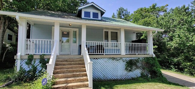 Building Photo - 3919 Dakota Ave