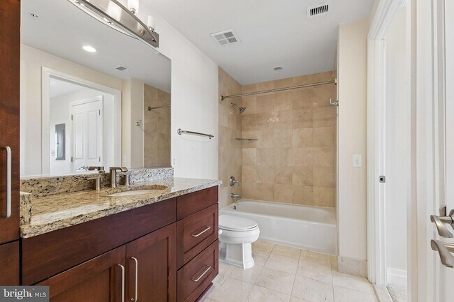 8220 Crestwood Heights Dr Unidad 1102