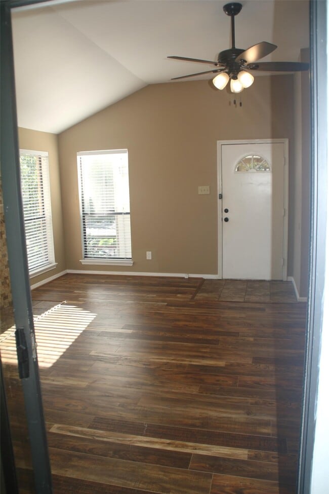 Building Photo - 3500 Tangle Brush Dr Unit 174