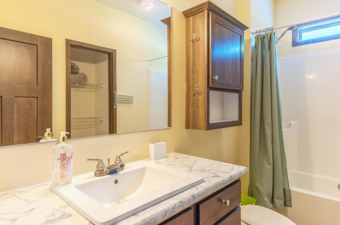 Photo - 497 W Center St