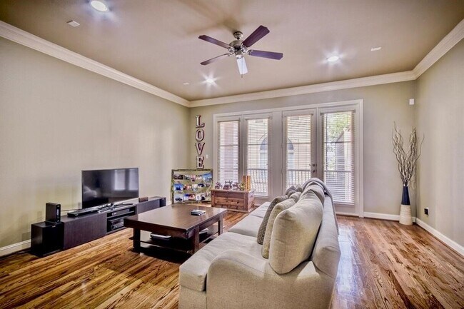 Photo - 2821 Sherwin St