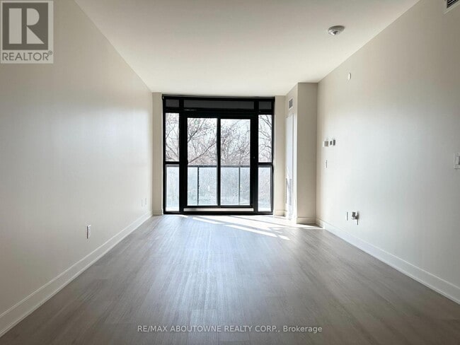 Photo - 3385 Dundas St W