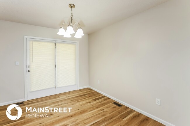 Photo - 810 Rowell St