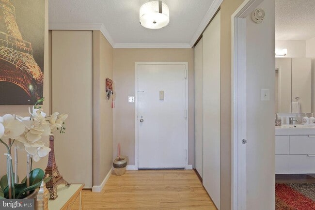 Photo - 307 Yoakum Pkwy Unidad 1506