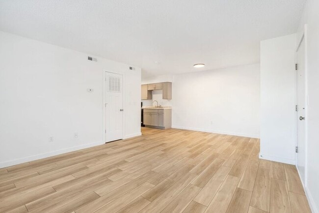 Building Photo - 3160 W Greenwood St Unit 60