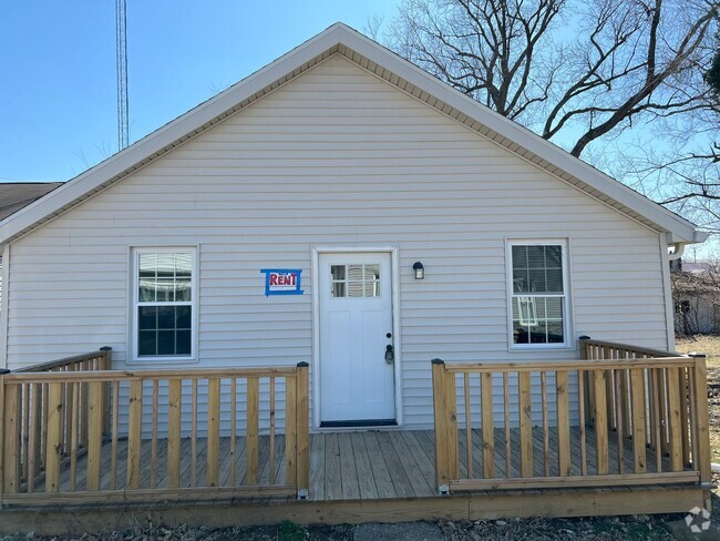 Building Photo - 215 E Chestnut St Rental