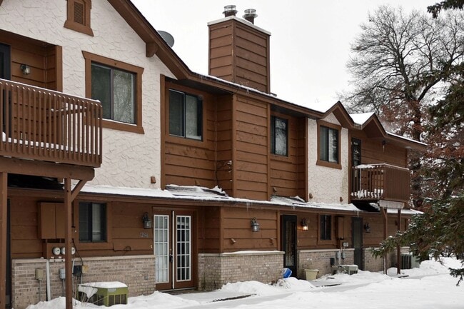 Building Photo - Beautiful 2-Bed, 2-Bath Townhome in Coon Rapids