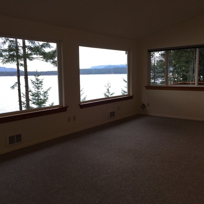 Photo - Medium-Low Bank Waterfront Home On Acreage