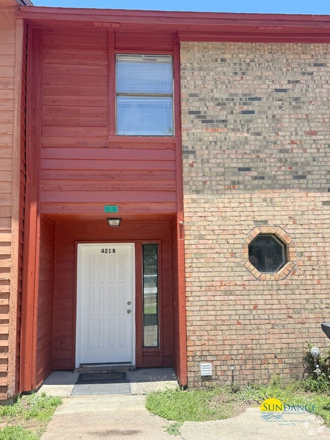 Building Photo - Newly Renovated 2BR/1.5BA Townhouse in For...