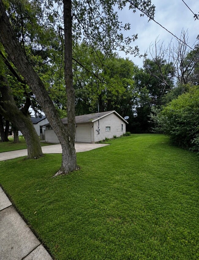 1520 Dousman St