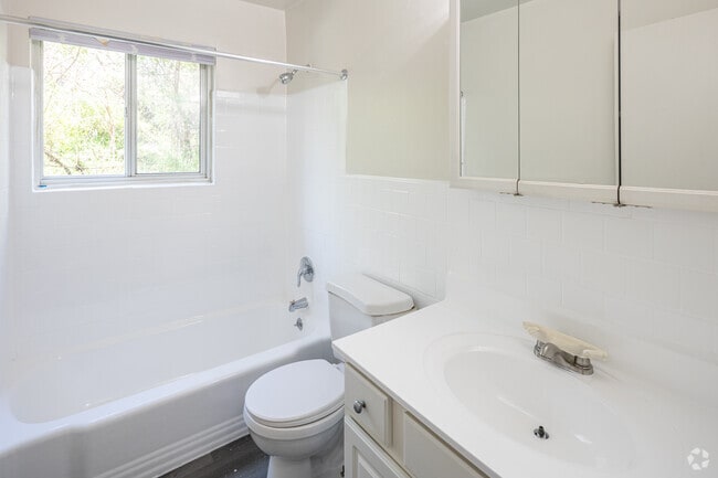 2BR, 1BA - 798SF - Bathroom - Hunting Hills