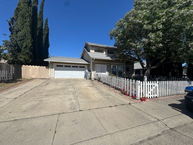 Building Photo - Convenient Location 3Br and 2Ba