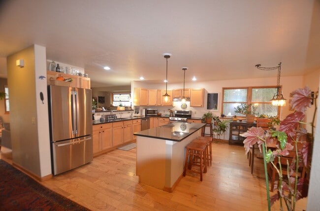 Placer Valley! 3bed/2.5 bath! Garage! 20 m... - Placer Valley! 3bed/2.5 bath! Garage! 20 m... House