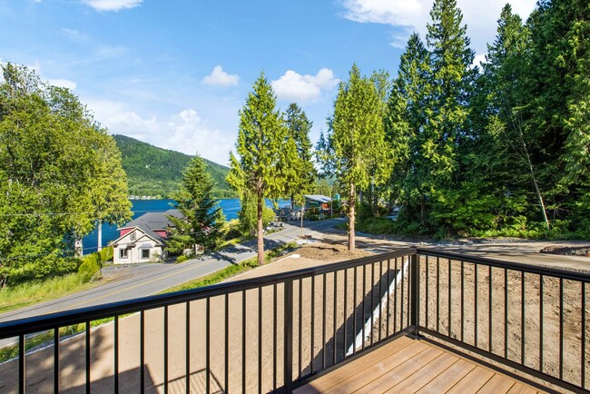 Beautiful 2 bedroom Home Over Looking Lake... - Beautiful 2 bedroom Home Over Looking Lake...