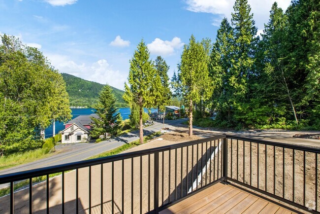 Building Photo - Beautiful 2 bedroom Home Over Looking Lake...