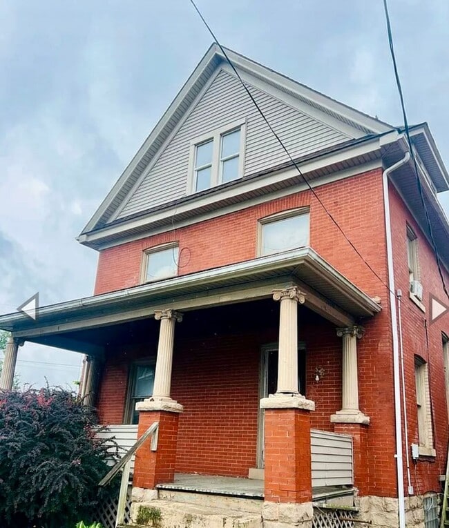 Building Photo - 2 Bedroom 1 Bath Renovated Apartment Unit 1