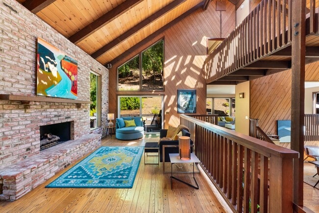 Photo - Stunning Mid-Century Modern 5bed/3.5 bath ...