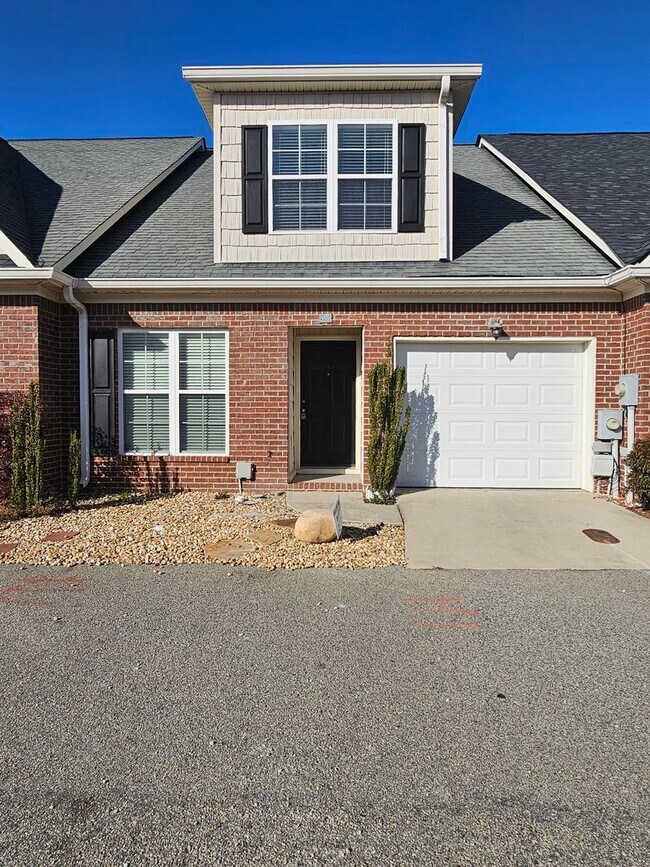 3 BR Townhome - 3 BR Townhome