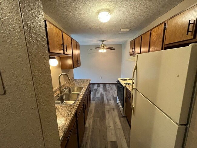 6001-6023 E Viking Blvd