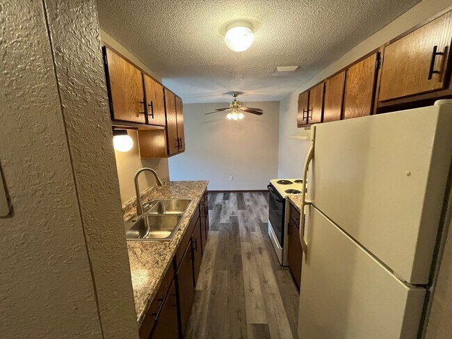 Photo - 6001-6023 E Viking Blvd
