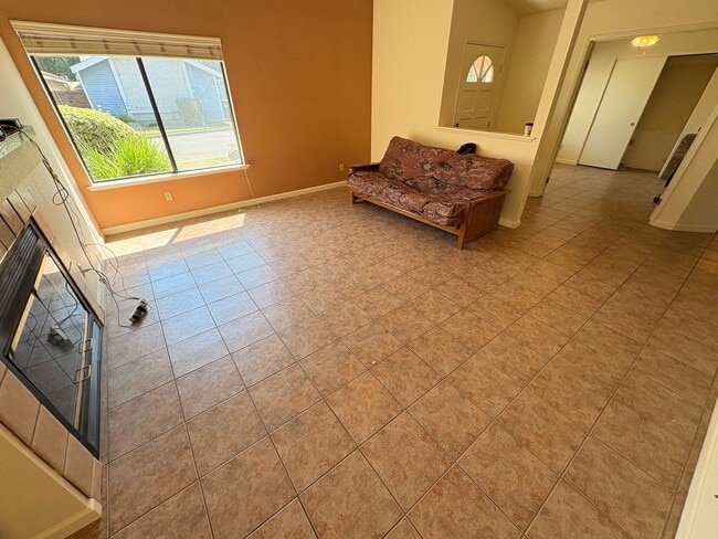 Photo - Cozy 3 bedroom, 2 bathroom home in Northeast Visalia