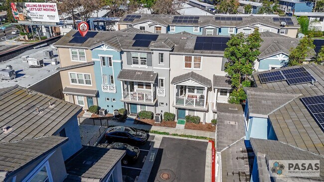 Building Photo - 3 Bedroom 3.5 Bathroom Townhouse in Sunset Cove