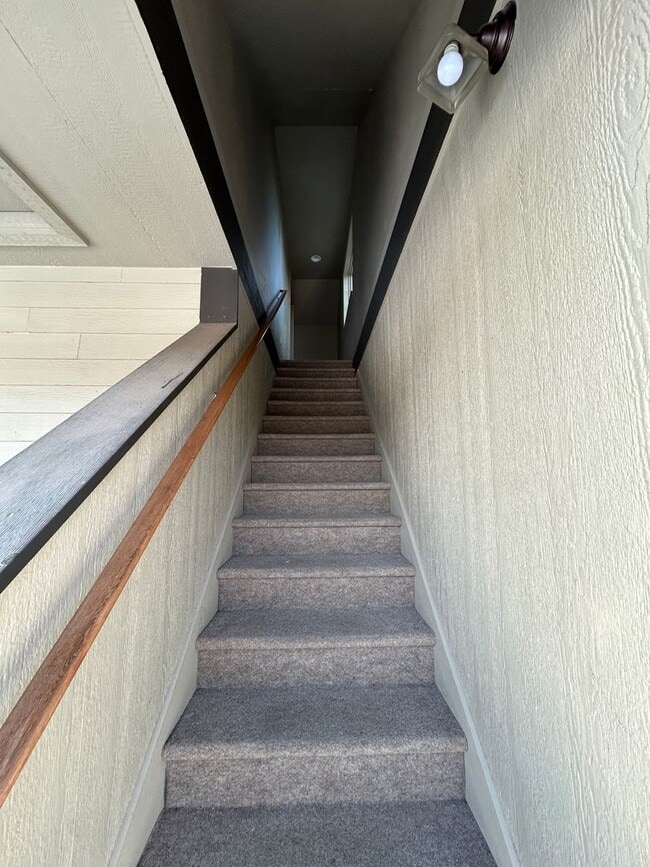 Photo - NE Bend Upstairs Apartment - PENDING APPLICATION