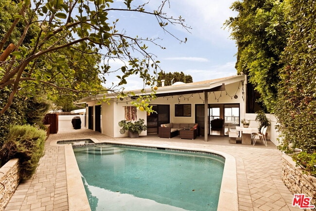 Building Photo - 303 Mavis Dr