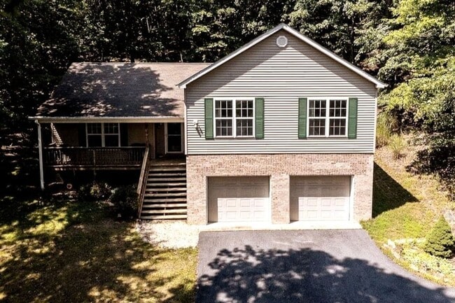 Building Photo - Spacious 4BR Mountain Home Near Massanutten Resort