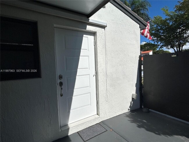 Building Photo - 135 E 37th St Unit 1