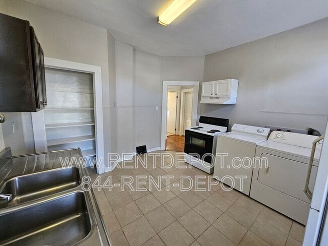 Photo - 900 E Walnut St