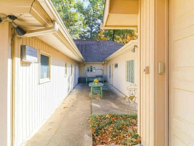 Photo - 3 Bed / 4.5 Bath - 3902 sq. feet!