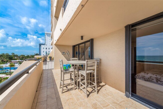 Photo - 2555 Collins Ave Unit 607