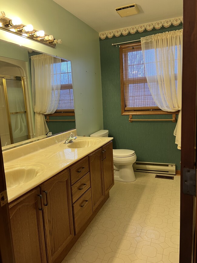 Photo - 1664 Forster Av