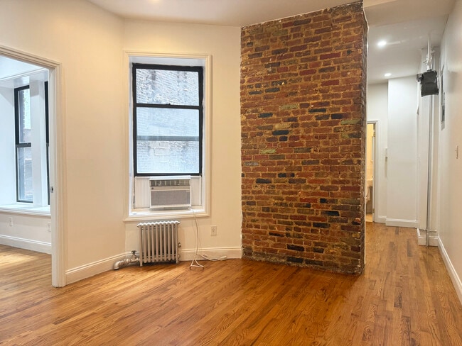 Photo - 215 E 4th St