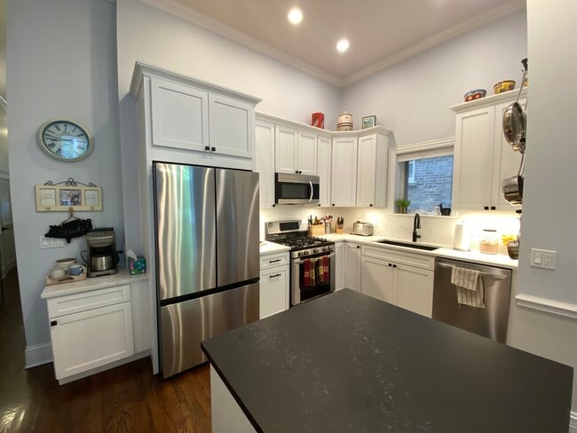 Photo - 922 W Dakin St Unit 1