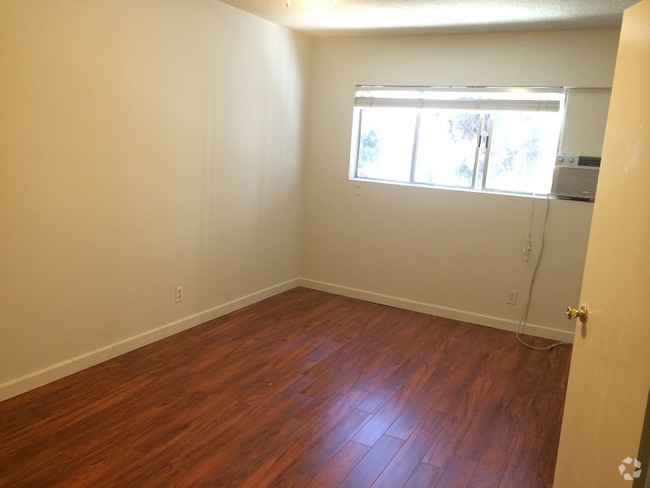 Building Photo - 530 Veteran Ave Rental