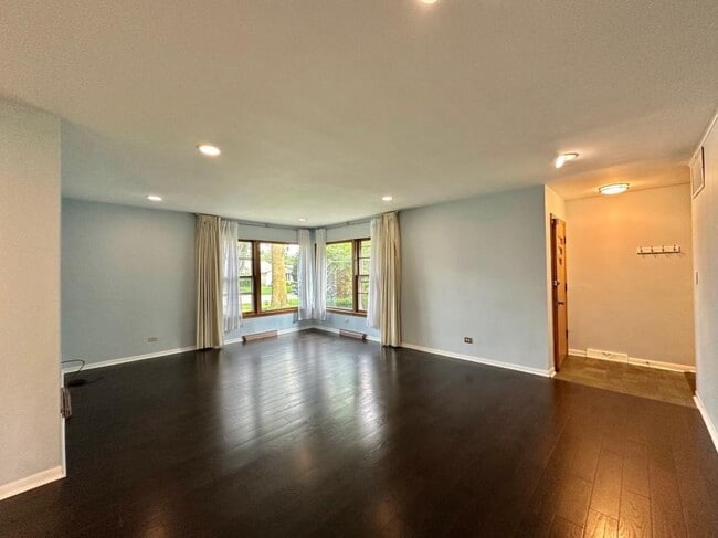 Building Photo - 3 bedroom in Hinsdale IL 60521 Rental
