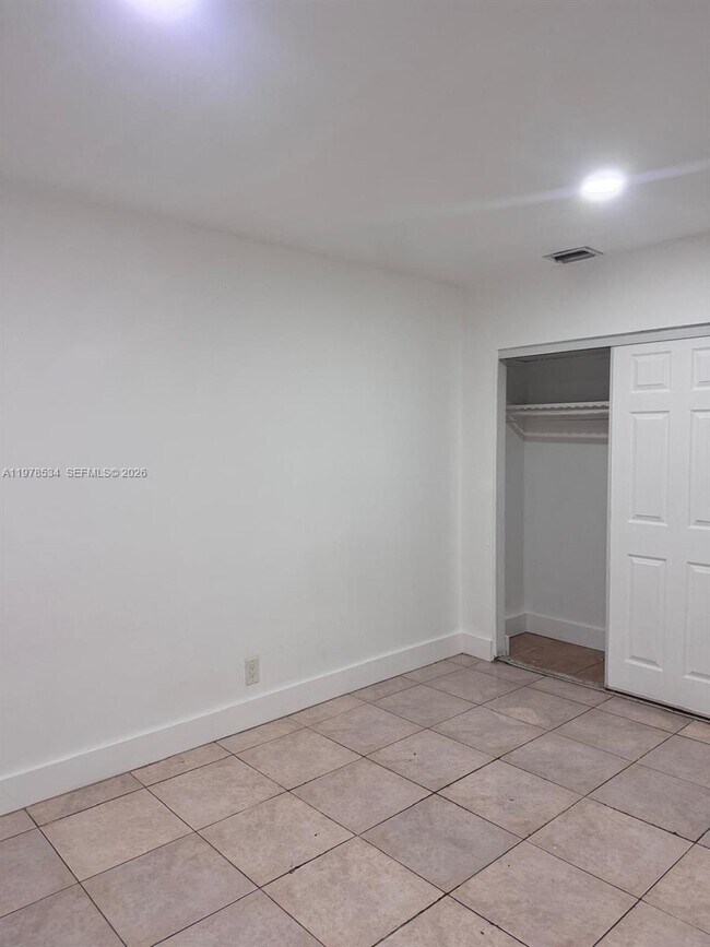 Building Photo - 221 NE 40th St Unit 1-3