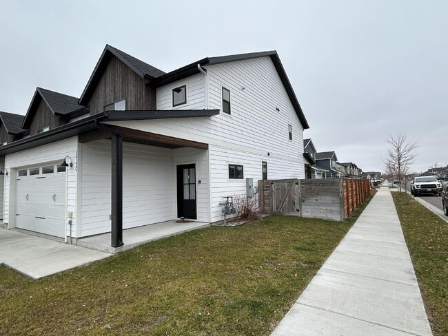 Photo - Beautiful Fully Furnished 3 Bed, 2.5 Bath Townhouse on Corner Lot Unit C