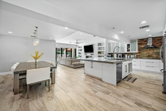 Photo - 740 NE 36th St